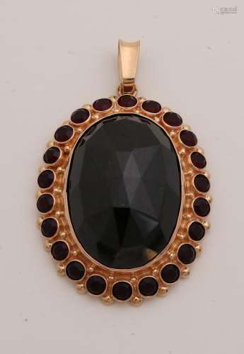 Large yellow gold pendant, 585/000, with garnet, Oval