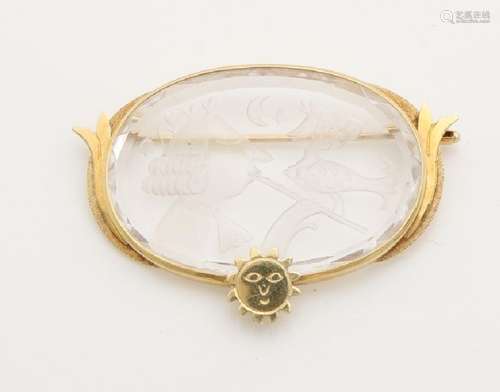 Oval brooch with glass and a gold border and