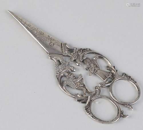 Silver scissors, 833/000, with 2 merchants. MT .: