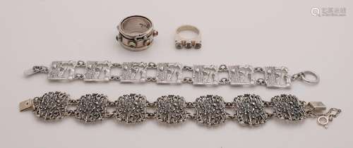 Lot with 4 silver jewels, with a wide ring with various