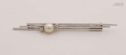 White gold bar brooch, 585/000, with pearl and stones.
