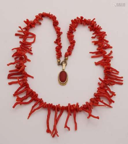Necklace of blood coral sticks, with yellow gold oval