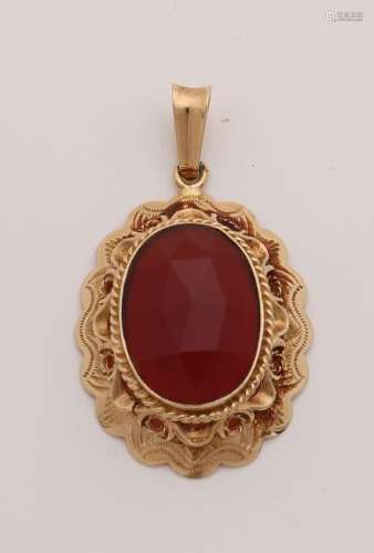 Large yellow gold pendant, 585/000, with carnelian.