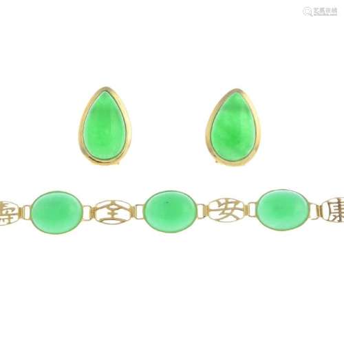 A jade jewellery set. The bracelet designed as a series