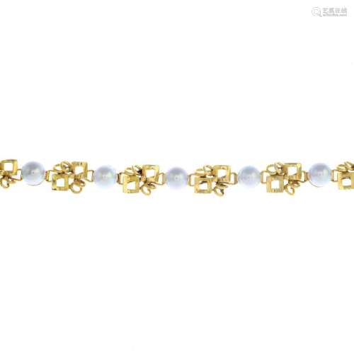 A cultured pearl single-strand bracelet. Comprising