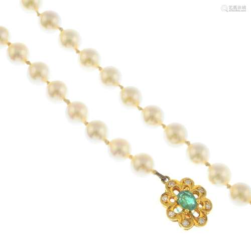 A cultured pearl single-strand necklace, with emerald