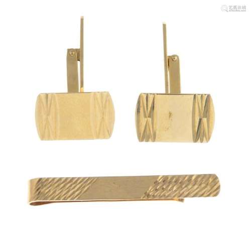 A pair of 9ct gold cufflinks and tie slide. The