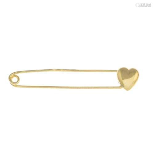 A heart pin brooch. Designed as a bar brooch, with a