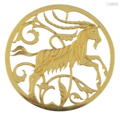 ALGERNON ASPREY - an 18ct gold Zodiac pendant. The