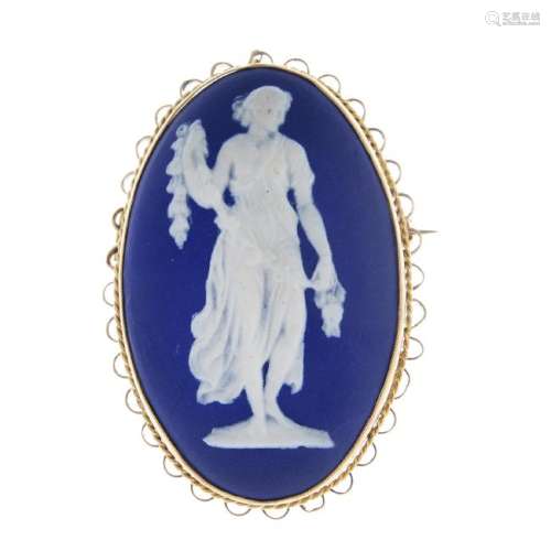 A 9ct gold composite ceramic cameo brooch. Of oval