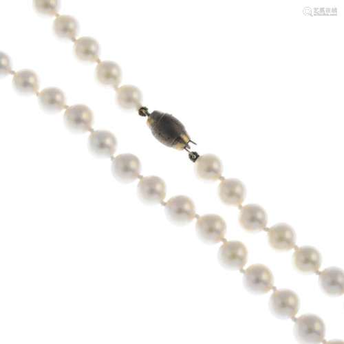 A cultured pearl necklace. Comprising sixty cultured