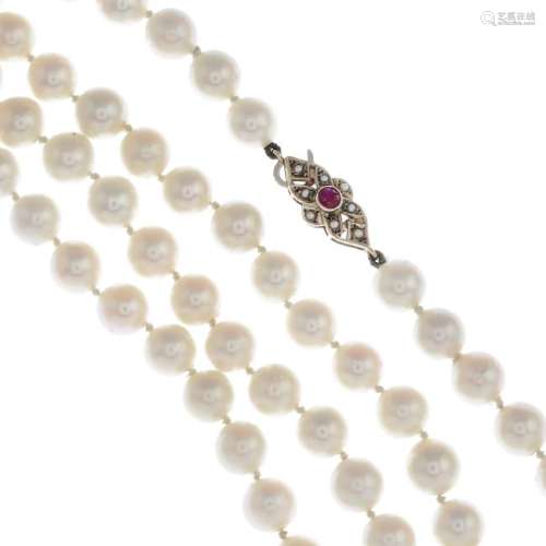 A cultured pearl necklace. Comprising ninety-four