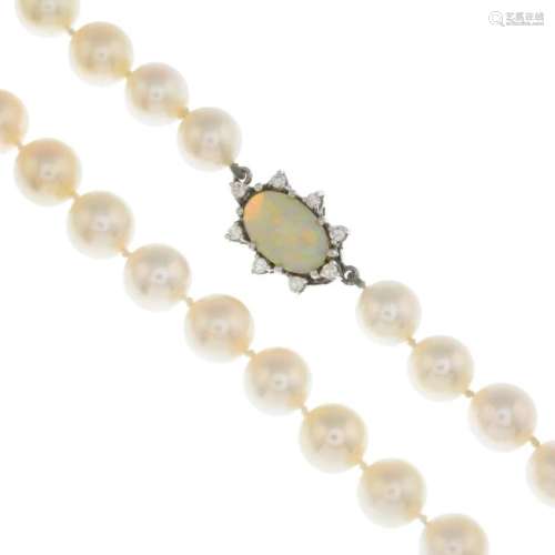 A cultured pearl single-strand necklace. Comprising