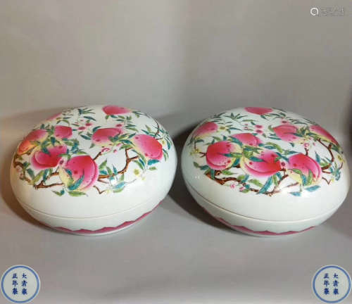 PAIR FAMILLE-ROSE PEACH PATTERN COVER BOXES