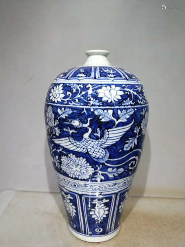 A BLUE AND WHITE BIRD PATTERN MEI VASE