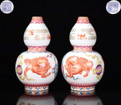 A RED LION STORY PATTERN GOURD SHAPED VASE