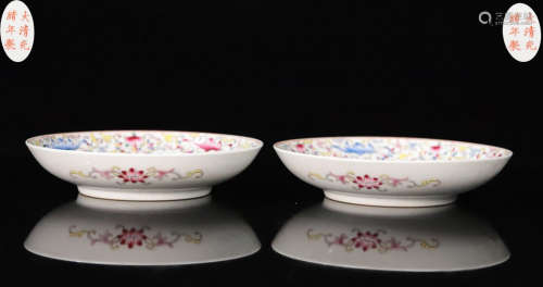 PAIR FAMILLE ROSE WRAPPED FLORAL PATTERN PLATE