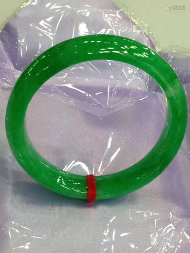 A CIRCLE SHAPED NATURAL JADEITE BANGLE