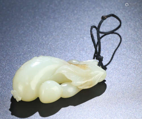 A HETIAN JADE CARVED FRUIT SHAPED PENDANT