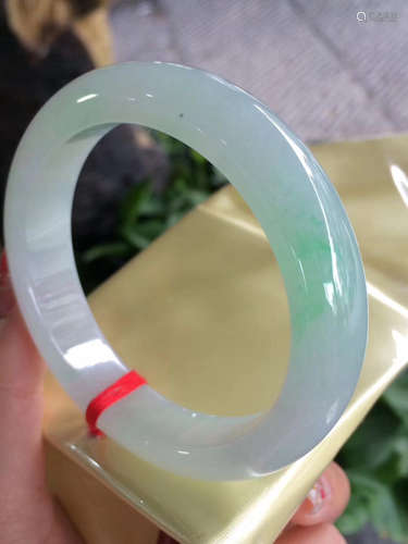 A CIRCLE SHAPED NATURAL JADEITE BANGLE