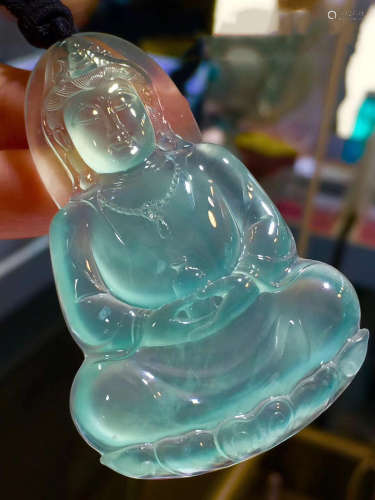 A GUANYIN SHAPED NATURAL JADEITE PENDANT