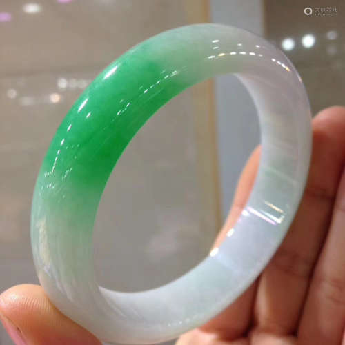 A CIRCLE SHAPED NATURAL JADEITE BANGLE