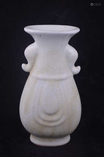 A WHITE GLAZE VASE