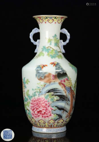 A FAMILLE ROSE PHOENIX PATTERN EAR VASE