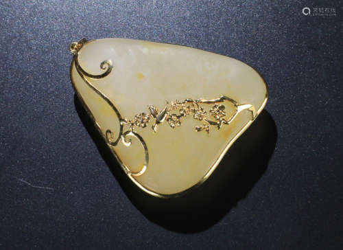 A HETIAN JADE CARVED GOLD DECORATED PENDANT