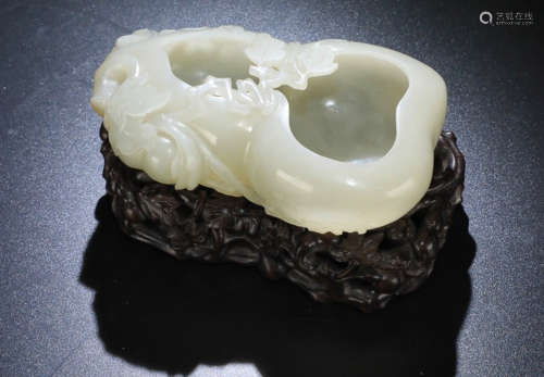A HETIAN JADE CARVED GOURD SHAPED PEN WASHER