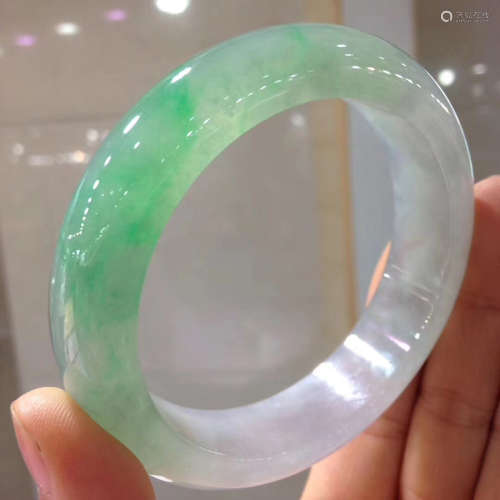 A CIRCLE SHAPED NATURAL JADEITE BANGLE