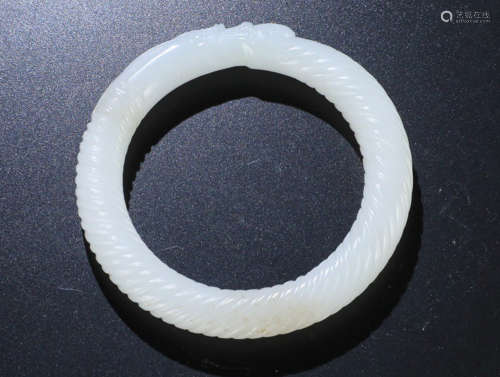 A HETIAN JADE CARVED DRAGON PATTERN BANGLE