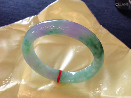 A CIRCLE SHAPED NATURAL JADEITE BANGLE