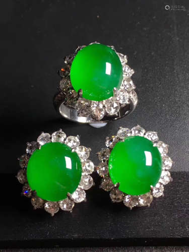 SET EGG-SHAPED NATURAL JADEITE RING AND EARRING