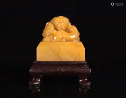 A TIANHUANG STONE CARVED BEAST SHAPED SEAL