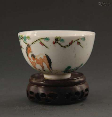 A FAMILLE ROSE HORSE PATTERN PORCELAIN BOWL