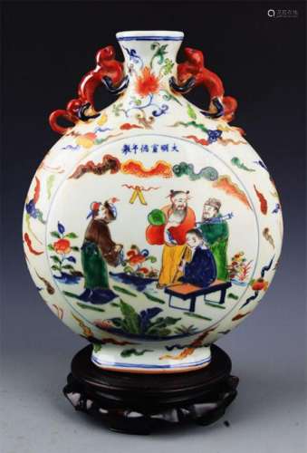 A FINE FAMILLE VERTE CHARACTER PAINTED FLAT VASE