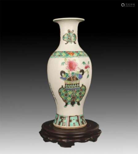 A FAMILLE ROSE COLOR FLOWER PAINTED PORCELAIN VASE