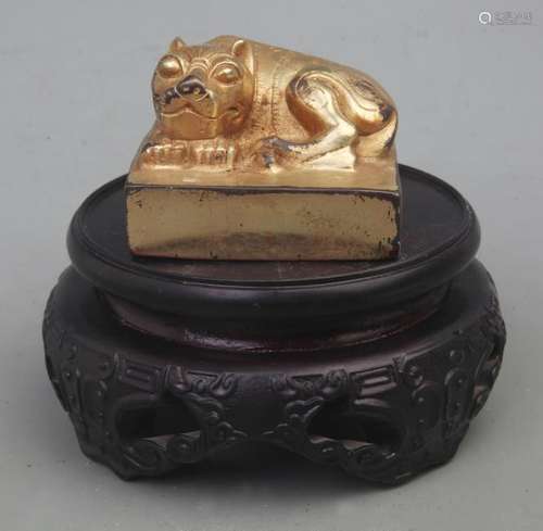 A FINE GILT BRONZE ANIMAL TOP STYLE SEAL