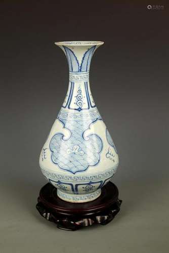 A BLUE AND WHITE DRAGON YU HU CHUN BOTTLE