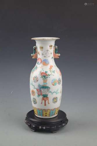 A FAMILLE-ROSE FINELY PAINTED DOUBLE EAR PORCELAIN JAR