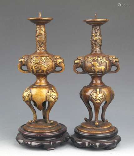 A PAIR OF ANIMAL EAR BRONZE CANDLESTICK