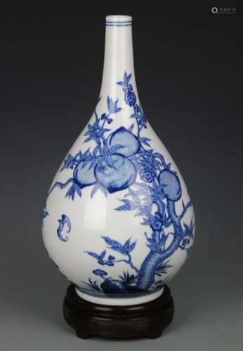 A BLUE AND WHITE THREE PATTERN PORCELAIN VASE