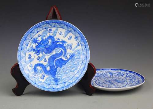 PAIR OF TWO DRAGON PAINTED PORCELAIN PLATE