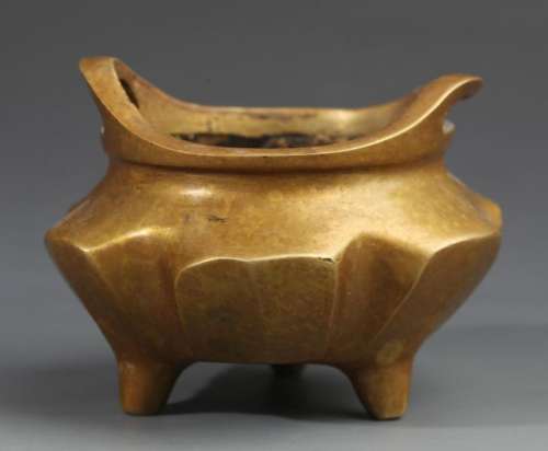 A TRIPOD BRONZE CENSER WITH TWO HANDLE