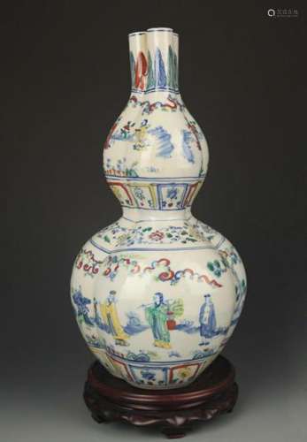 A DOUCAI EIGHT DEITY PAINTED CUCURBIT VASE