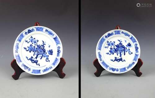 PAIR OF BLUE AND WHITE PORCELAIN PLATE