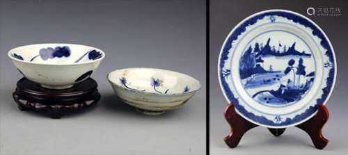 GROUP OF THREE BLUE AND WHITE PORCELAIN PLATE