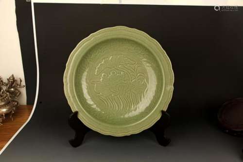 A LARGE DARK GREEN COLOR LOTUS CARVING PLATE