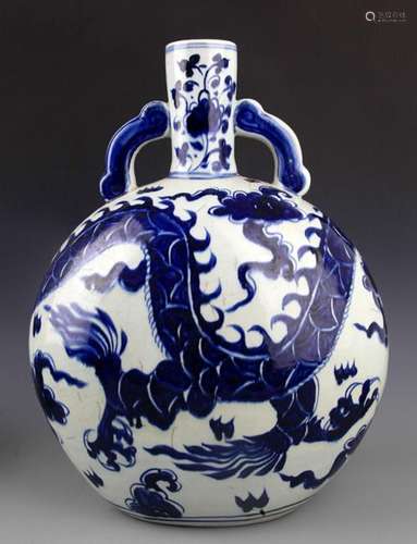 A LARGE DRAGON PAINTED BLUE AND WHITE MOON BOTTLE